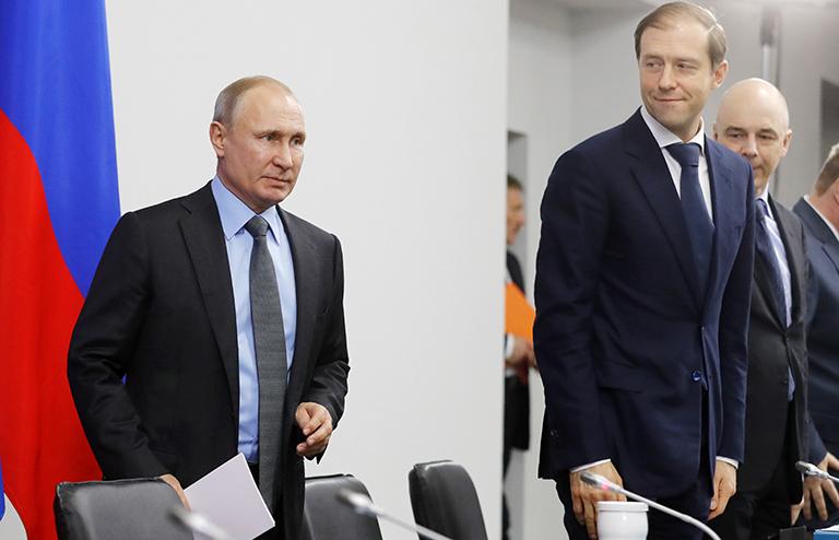 На фото: президент РФ Владимир Путин, министр промышленности и торговли РФ Денис Мантуров и министр финансов РФ Антон Силуанов (слева направо) во время заседания президиума Госсовета по теме развития промышленного потенциала регионов РФ