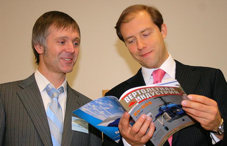 На фото: руководитель оргкомитета Ассоциации вертолетной индустрии Михаил Казачков и генеральный директор ОАО "Объединенная промышленная корпорация "Оборонпром" Денис Мантуров (слева направо)