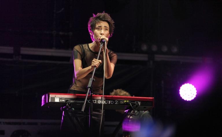 На фото: Земфира во время выступления на концерте