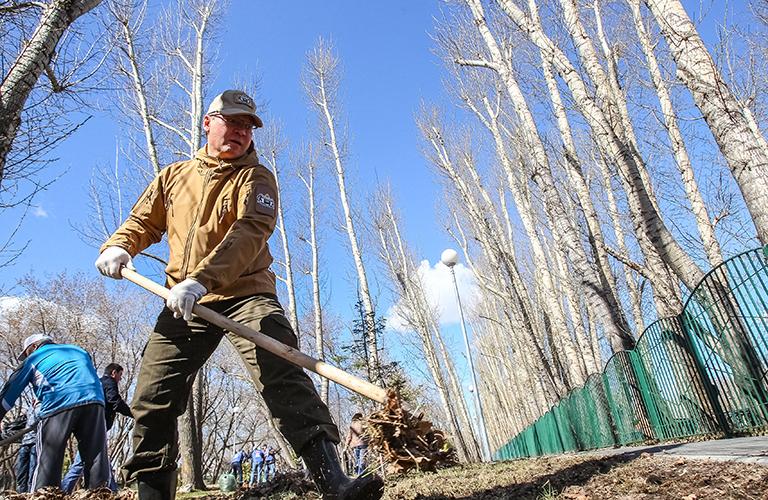 На фото: субботник в тюменской сквере "Юность". Губернатор Тюменской области, глава администрации Тюмени и депутаты областной и городской дум убирают мусор, листья и сажают деревья