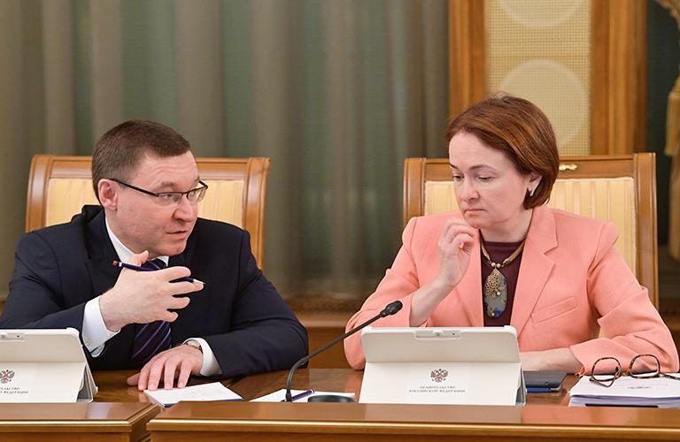 На фото: министр строительства и жилищно-коммунального хозяйства РФ Владимир Якушев и председатель Центрального банка РФ Эльвира Набиуллина перед началом заседания правительства РФ, 2018