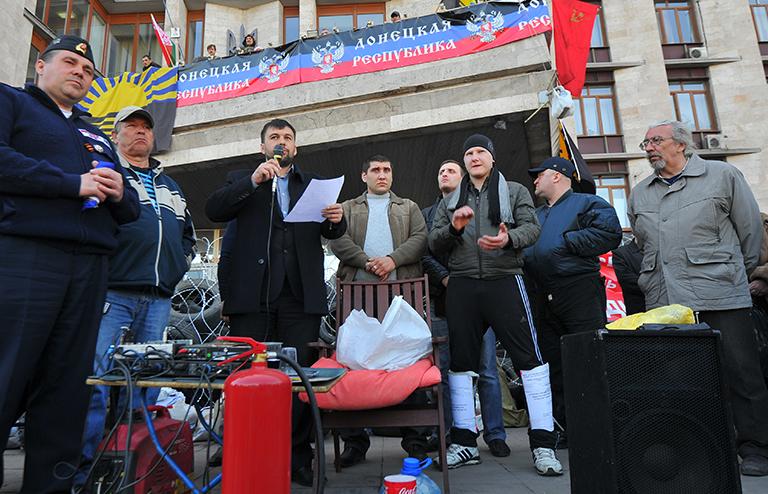 На фото: Денис Пушкин (в центре), заместитель избранного народом губернатора Павла Губарева, в здании Донецкой областной администрации