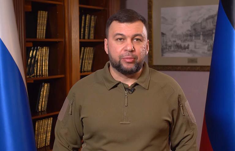 На фото: Денис Пушилин, глава самопровозглашенной Донецкой Народной Республики (ДНР), объявил об эвакуации жителей региона на юго-восток России после усиления обстрелов