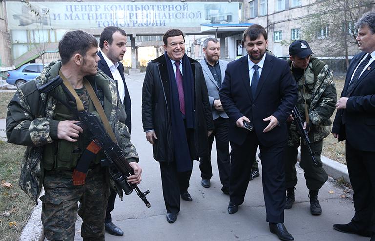 На фото: певец Иосиф Кобзон (в центре) и председатель президиума Верховного совета провозглашенной Донецкой народной республики (ДНР) Денис Пушилин (третий справа) на территории больницы №2 в Макеевке