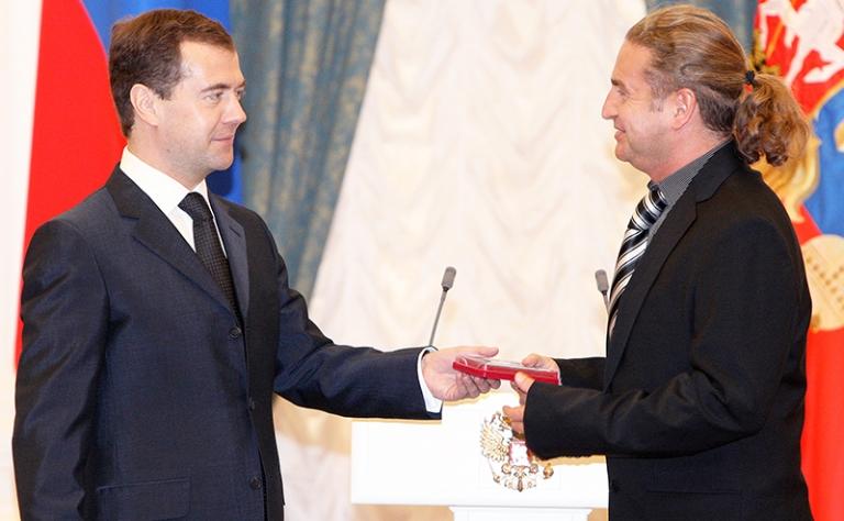 На фото: Дмитрий Медведев и певец Леонид Агутин (слева направо) во время присвоения Звания "Заслуженный артист РФ" на церемонии вручения государственных наград в Кремле