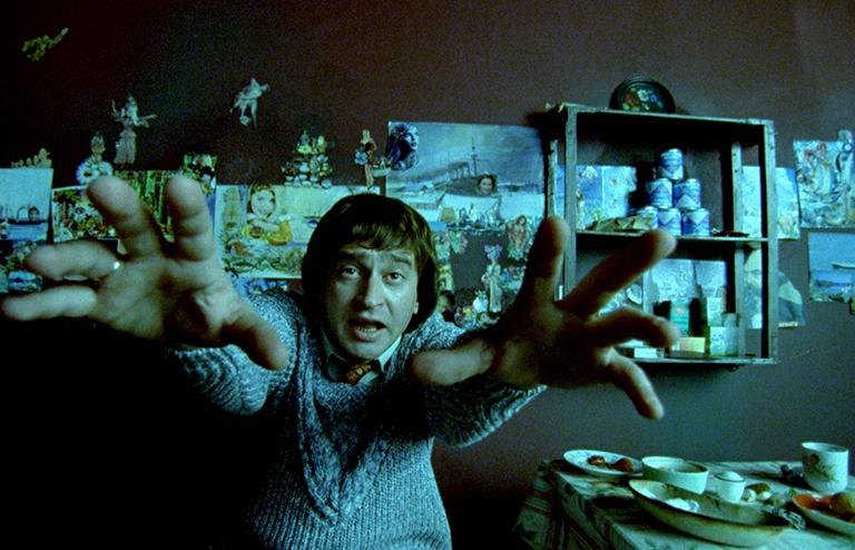 На фото: кадр из фильма Тимура Бекмамбетова "Ночной Дозор", снятого по одноименной книге писателя-фантаста Сергея Лукьяненко, с Константином Хабенским в роли Антона, 2004