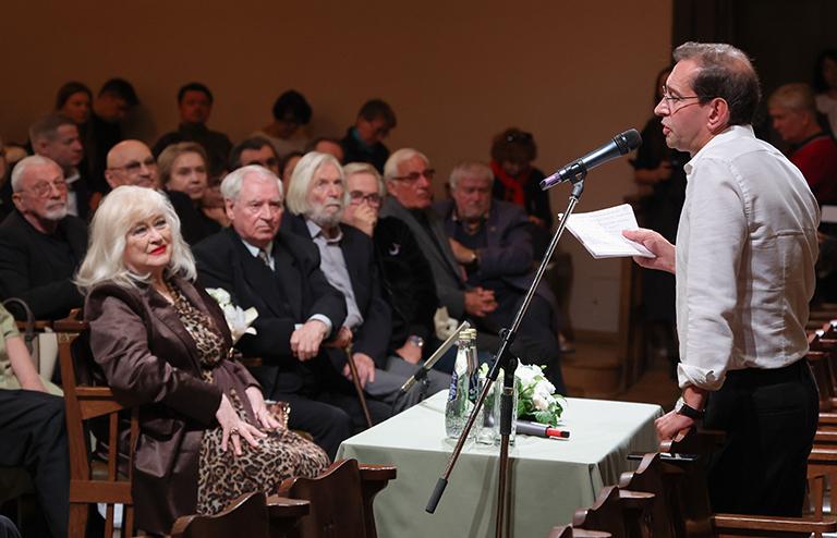 На фото: художественный руководитель, директор театра Московского Художественного театра (МХТ) имени А.П. Чехова Константин Хабенский (справа) во время сбора труппы, 2022