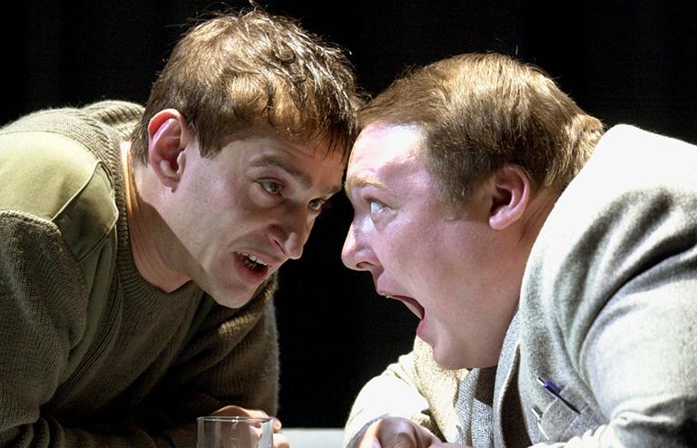 На фото: сцена из спектакля "Утиная охота" (слева) Константин Хабенский, и артист Александр Семчев, 2002