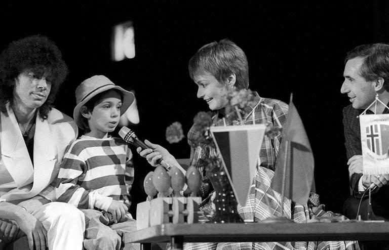 На фото: семейный дуэт Олега и Родиона Газмановых (слева направо) на благотворительном концерте, 1989