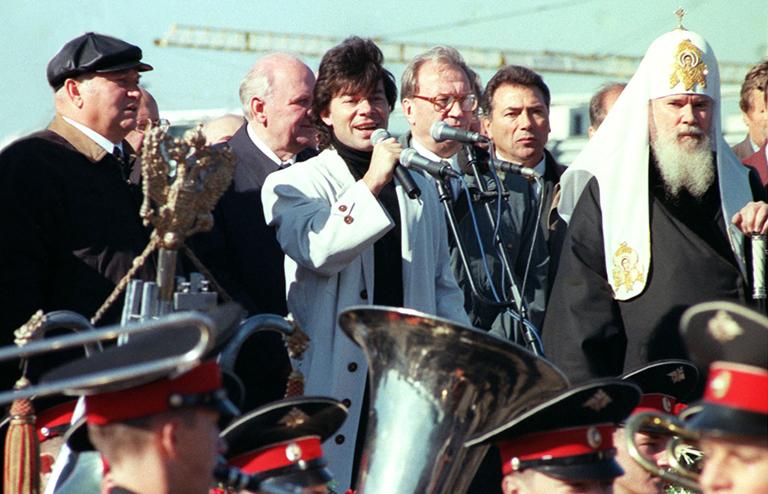 На фото: праздничный концерт открыл Олег Газманов (в центре), исполнивший песню о Москве на церемонии открытия движения по МКАД на четырехуровневой развязке Ярославского шоссе присутствовали мэр Москвы Юрий Лужков (на снимке слева), 1998 год