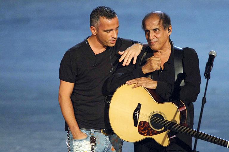 На фото: певцы Эрос Рамазотти (слева) и Адриано Челентано выступают во время записи телевизионного шоу "Rockpolitik" в Милане, 2009 год