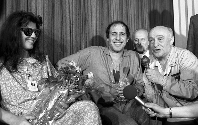 Визит в Москву итальянского актера и певца Адриано Челентано по приглашению Союза кинематографистов СССР. На фото: Адриано Челентано (в центре), супруга Челентано Клаудиа Мори и председатель Союза кинематографистов СССР Ролан Быков (справа), 1987 год