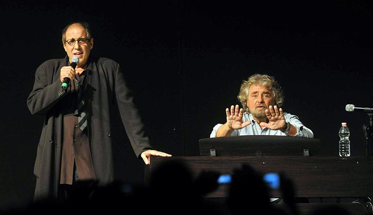 На фото: Беппе Грилло (крайний слева) и Адриано Челентано (крайний справа)