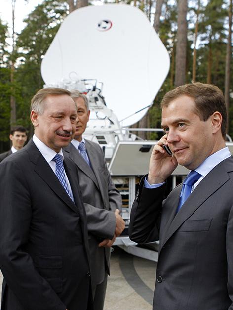 На фото: заместитель главы администрации президента РФ Александр Беглов и президент России Дмитрий Медведев (слева направо) во время осмотра мобильного комплекса спутниковой связи перед началом заседания Совета безопасности РФ в резиденции "Горки", 2011 год