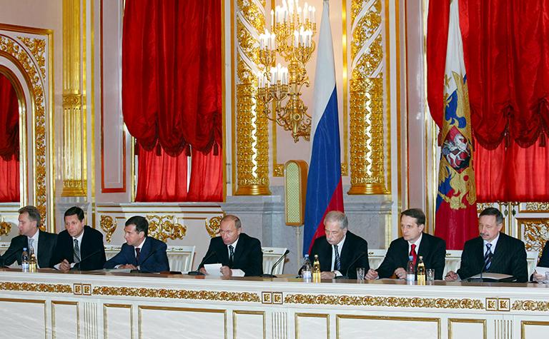На фото: помощник президента РФ Игорь Шувалов, вице-премьер правительства РФ Александр Жуков, первый вице-премьер РФ Дмитрий Медведев, президент России Владимир Путин, председатель Государственной Думы РФ Борис Грызлов, вице-премьер РФ Сергей Нарышкин и руководитель контрольного управления администрации президента РФ Александр Беглов (слева направо) во время заседания Совета по реализации нацпроектов, которое провел президент РФ в Александровском зале Кремля, 2007 год
