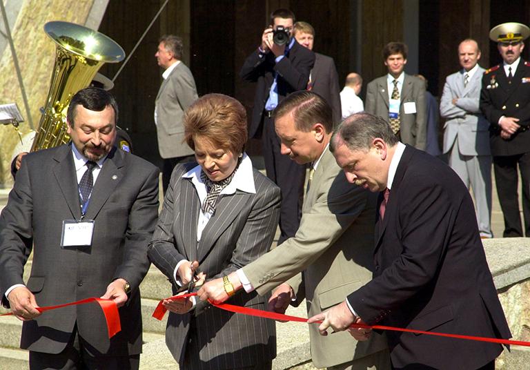 На фото: директор Российского агентства по судостроению Владимир Поспелов, полпред президента РФ в Северо-Западном федеральном округе Валентина Матвиенко, и.о. губернатора санкт-Петербурга Александр Беглов и министр промышленности, науки и теxнологий Илья Клебанов (слева направо) на торжественном открытии первого в России Международного военно-морского салона в гавани на Васильевском острове, 2003 год