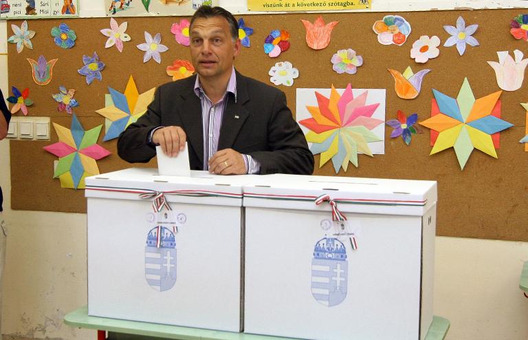 На фото: Виктор Орбан глава главной оппозиционной партии Венгрии "ФИДЕС", отдает свой голос на выборах в Европейский парламент в Будапеште, Венгрия, 2010