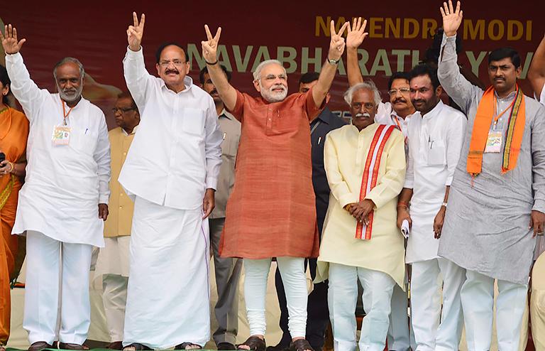 На фото: главный министр штата Гуджарат Нарендра Моди (3-е место в списке) принимает участие в митинге вместе с другими партийными лидерами в Хайдарабаде, Индия, 11 августа 2013
