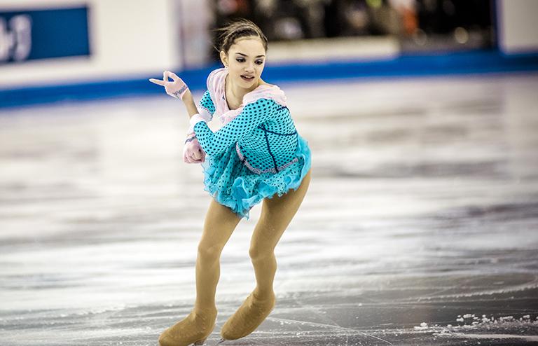 На фото: Евгения Медведева выступает в короткой программе среди юниорок во время финала Гран-при ISU по фигурному катанию в Барселоне, 2014