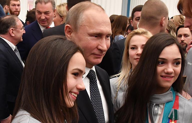 На фото: президент России Владимир Путин и призеры соревнований по фигурному катанию среди женщин на XXIII зимних Олимпийских играх в Пхенчхане Алина Загитова (слева) и Евгения Медведева (справа)