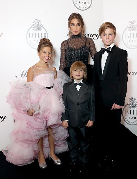 На фото: телеведущая Юлия Барановская и ее дети Яна, Арсений и Артем (слева направо)