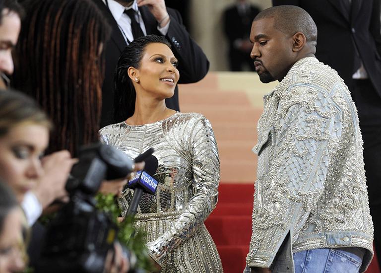 На фото: Ким Кардашьян Уэст и Канье Уэст принимают участие в гала-концерте Института костюма "Manus x Machina: Мода в век технологий", 2016