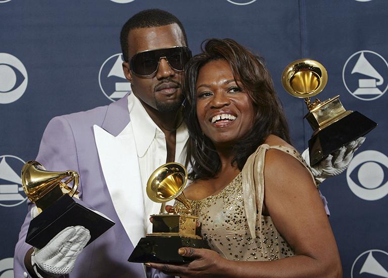 На фото: рэпер Канье Уэст и его мама Донда на 48-й церемонии вручения премии "Грэмми" в Лос-Анджелесе