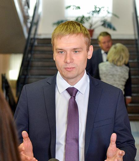 На фото: кандидат в губернаторы Республики Хакасия от КПРФ Валентин Коновалов после первой сессии нового седьмого созыва республиканского парламента, 2018 год.