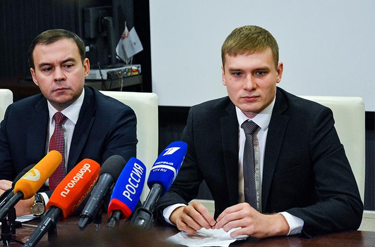 На фото: заместитель председателя ЦК КПРФ Юрий Афони и кандидат на пост главы Республики Хакасия от КПРФ Валентин Коновалов (слева направо), победивший во втором туре выборов, во время пресс-конференции, 2018 год.