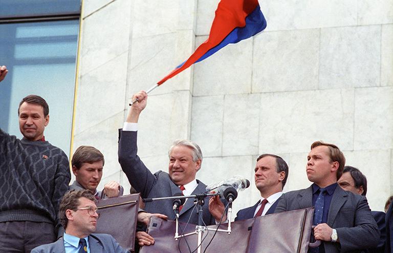 На фото: Августовский путч. Митинг победителей у здания Дома Советов РФ. На трибуне Президент РФ Борис Ельцин (в центре), 1991 год