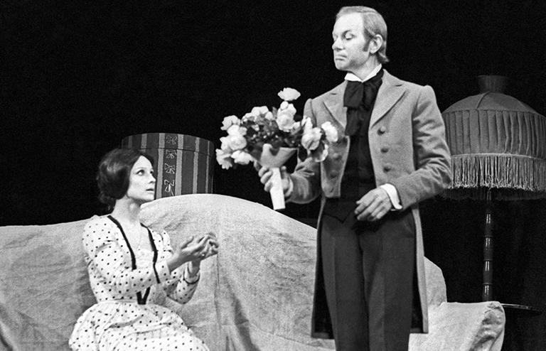 На фото: актриса Наталья Варлей в роли Софьи и артист Альберт Филозов в роли Бобырева в спектакле театра имени К.С.Станиславского "Тени"