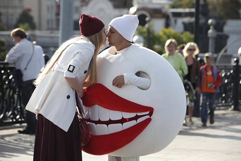 На фото: актеры Светлана Ходченкова (Настя) и Владимир Зеленский (Игорь) на съемочной площадке фильма режиссера Марюса Вайсберга "Любовь в большом городе-2", 2010 год