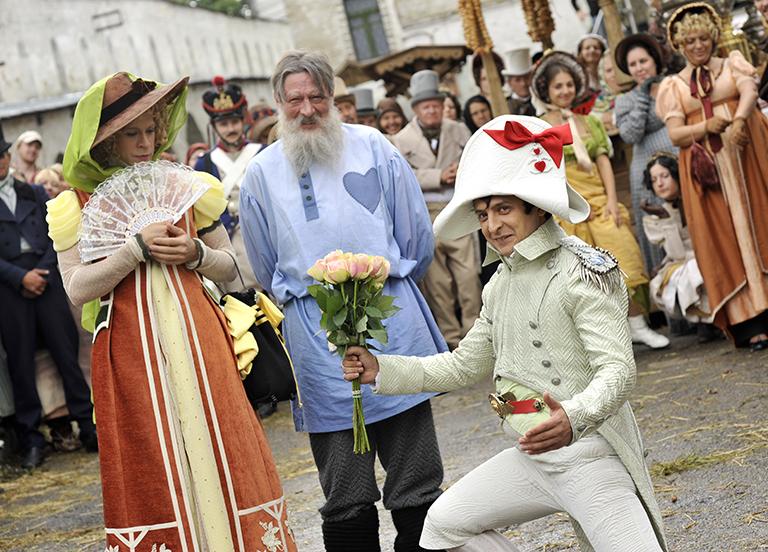 На фото: актеры Павел Деревянко (поручик Ржевский/ графиня Ржевская), Михаил Ефремов (Лев Толстой) и Владимир Зеленский (Наполеон) (слева направо) на съемочной площадке фильма "Ржевский против Наполеона" режиссера Марюса Вайсберга, 2012 год