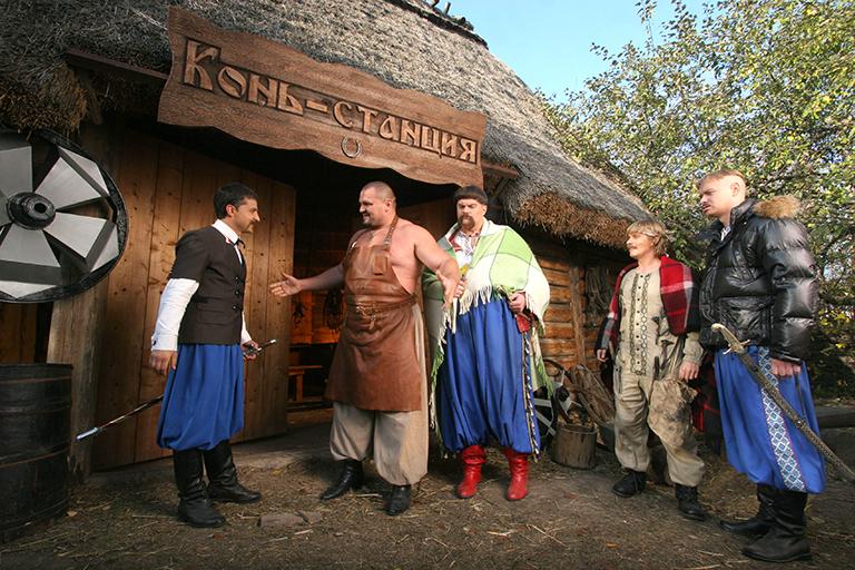 Н фото: актер Владимир Зеленский (Остап), чемпион мира в силовом многоборье Василий Вирастюк, актеры Юрий Корявченков (Батя), Сергей Казанин и Евгений Кошевой (Евгений) (слева направо) во время съемок новогоднего мюзикла "Казаки", 2009 год