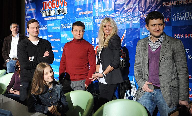 На фото: продюсер Лев Николау, актеры Алексей Чадов, Лиза Арзамасова, Владимир Зеленский, певица Вера Брежнева и продюсер Георгий Малков (слева направо) на пресс-показе фильма в кинотеатре "Атриум", 2009 год