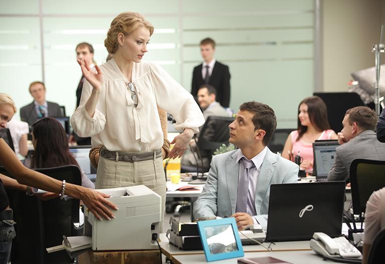 На фото: актеры Светлана Ходченкова (Людмила Калугина) и Владимир Зеленский (Анатолий Новосельцев) в сцене из фильма "Служебный роман. Наше время" режиссера Сарика Андреасяна, 2011 год