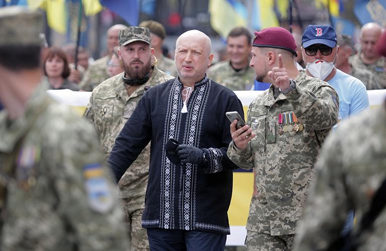 На фото: Александр Турчинов (слева) во время Марша Независимости в 29-й день Независимости в Киеве, столице Украины, 2020