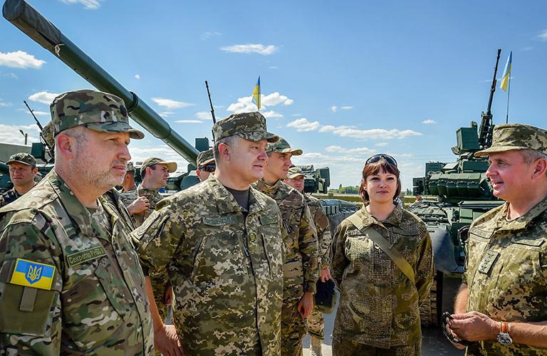 На фото: секретарь СНБО Украины Александр Турчинов и президент Украины Петр Порошенко (слева направо) во время посещения воинской части в поселке Башкировка, 2015