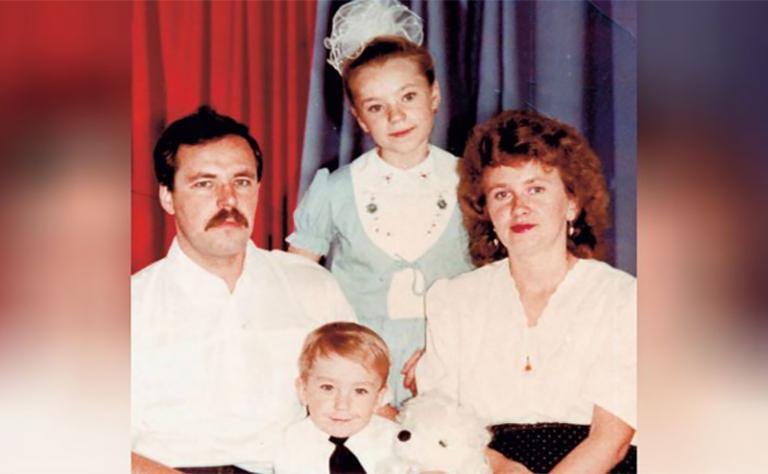 На фото: Александр Петров с родителями и сестрой.