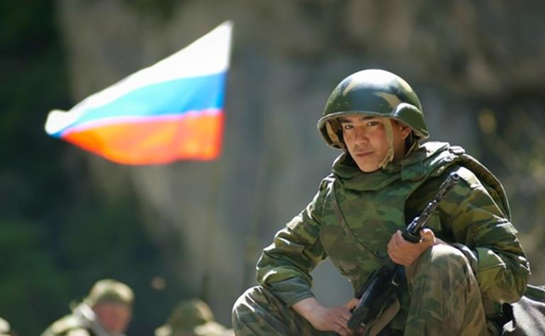 На фото: Александр Петров в фильме &laquo;Август. Восьмого&raquo;.