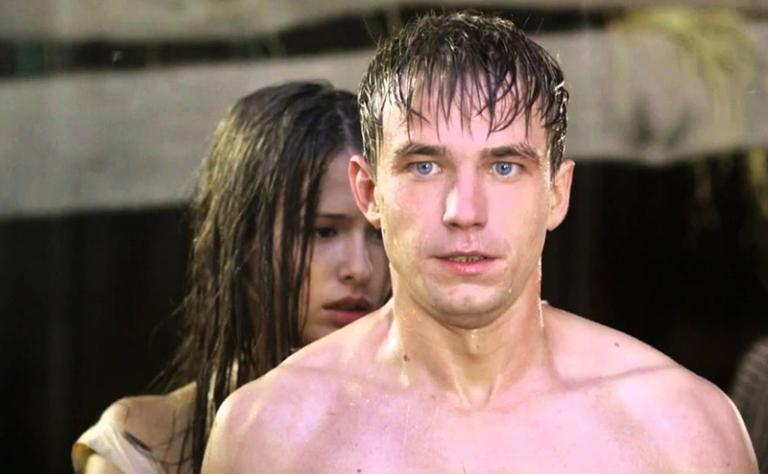 На фото: Александр Петров в драме &laquo;Обнимая небо&raquo;.