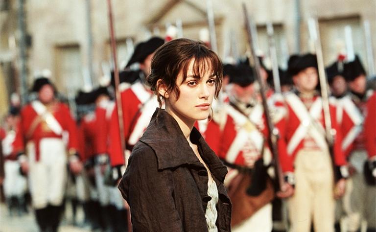 На фото: актриса Кира Найтли в роли Элизабет Беннет в фильме "Гордость и предубеждение" 