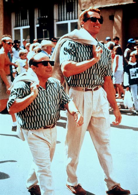 На фото: Денни Де Вито и Арнольд Шварценеггер в фильме &laquo;Близнецы&raquo; (1988) 