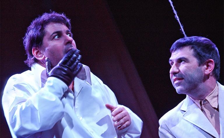 На фото: актеры Александр Цекало и Евгений Гришковец (слева направо) в сцене из спектакля "По По"