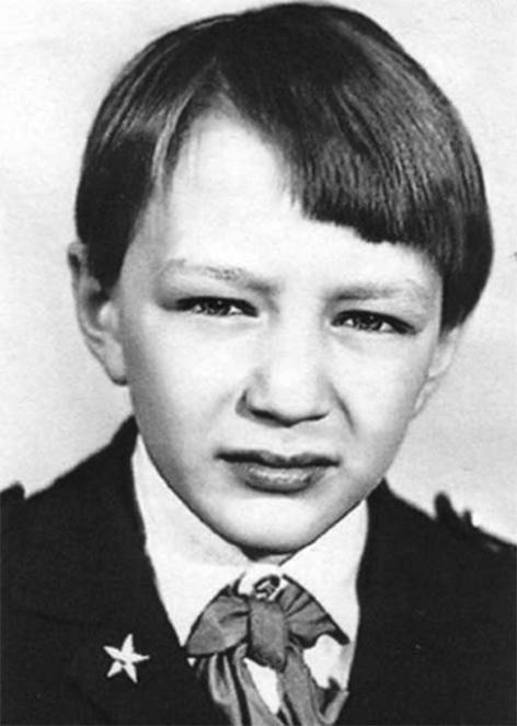 На фото: Марат Башаров в школьные годы.