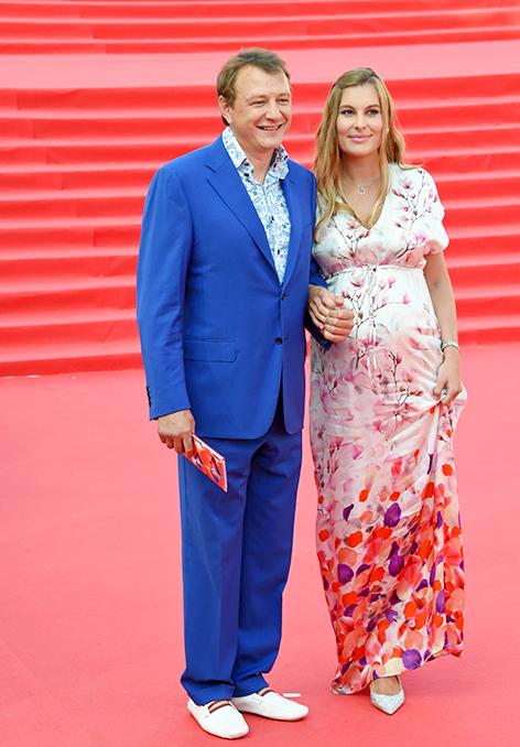 На фото: актер Марат Башаров и Елизавета Шевыркова на церемонии открытия 38-го Московского международного кинофестиваля в концертном зале "Россия", 2016 год.