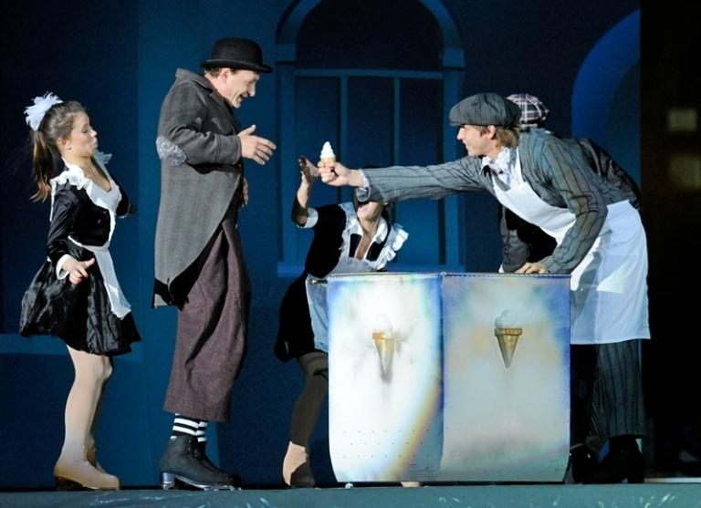 На фото: актер Марат Башаров (слева) в сцене из ледового спектакля Ильи Авербуха "Огни большого города", 2010 год.