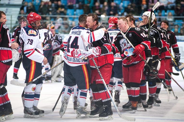 На фото (в центре): актер Марат Башаров (в центре справа) во время третьего благотворительного хоккейного "Матча звезд" в КРК "Уралец", 2017 год.