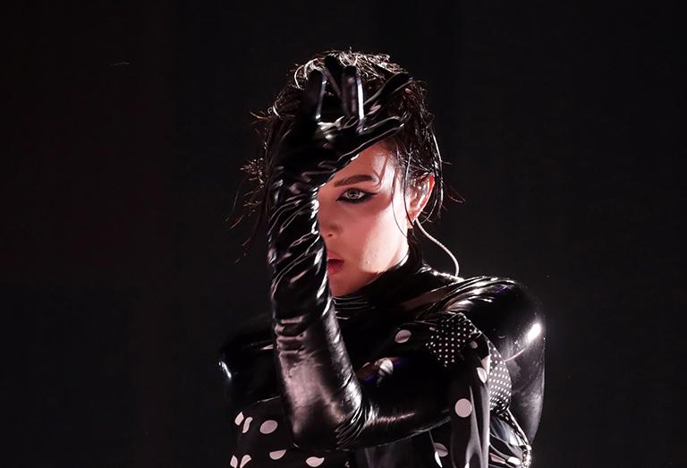 На фото: украинская певица Maruv (Анна Корсун) выступает на церемонии награждения музыкальной премии "Жара Music Awards" в концертном зале "Крокус Сити Холл" в Московской области, 2019 год