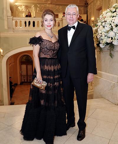 На фото: светский обозреватель Божена Рынска и ее супруг бизнесмен Игорь Малашенко на балу дебютанток журнала Tatler в колонном зале Дома союзов, 2017
